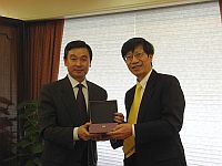 Prof. Kenneth Young (right), Acting Vice-Chancellor of the Chinese University of Hong Kong presents a souvenir to Mr. Xu Yongji (left), Assistant Director General, Department of International Cooperation and Exchange of Ministry of Education